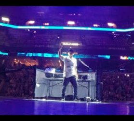 fist pump - carrie underwood dj vinom fist pump at la staples center dj vinom hypes up stage